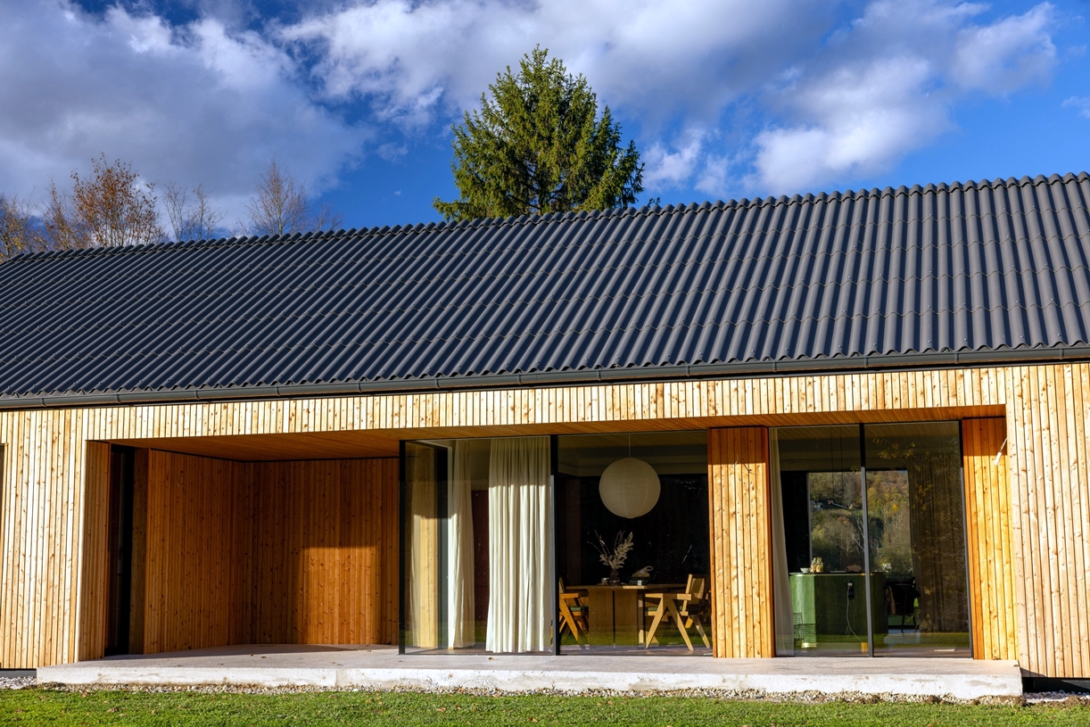 Na treh različnih lokacijah bo Lumar predstavil, kako razvijajo in gradijo napredne, trajnostne ter energijsko učinkovite domove prihodnosti. Na fotografiji je individualna pritlična hiša Lumar.