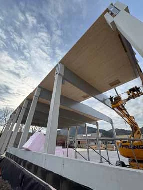 Montaža Xlam CLT strešnih plošč telovadnice