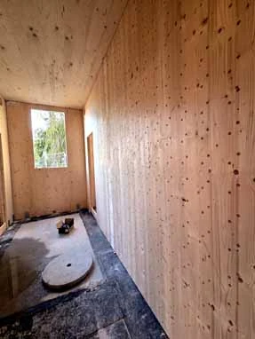 Kombinacija IQwood mozničenih notranjih sten in Xlam CLT stropa in zunanjih sten